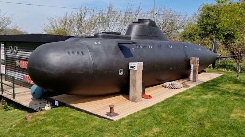 Majitel kempu koupil v aukci ponorku z bondovky, teď slouží hostům